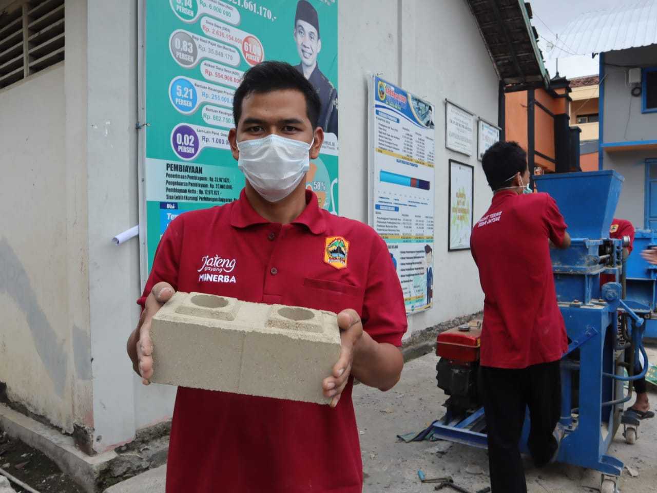 PENDAMPINGAN PELATIHAN CETAK BATUBATA INTERLOCK DI DESA PRAWOTO KECAMATAN SUKOLILO KABUPATEN PATI