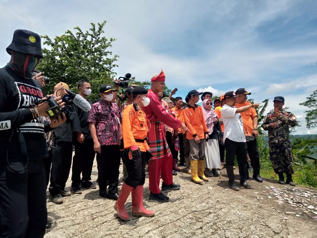 Gubernur Jawa Tengah Meninjau Lokasi Longsor di Kabupaten Banjarnegara
