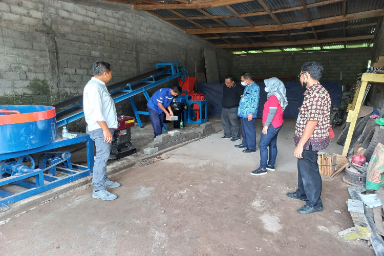 Uji Coba Alat untuk Batu Bata Interlock di Desa Kendalsari Kec. Kemalang Kab. Klaten