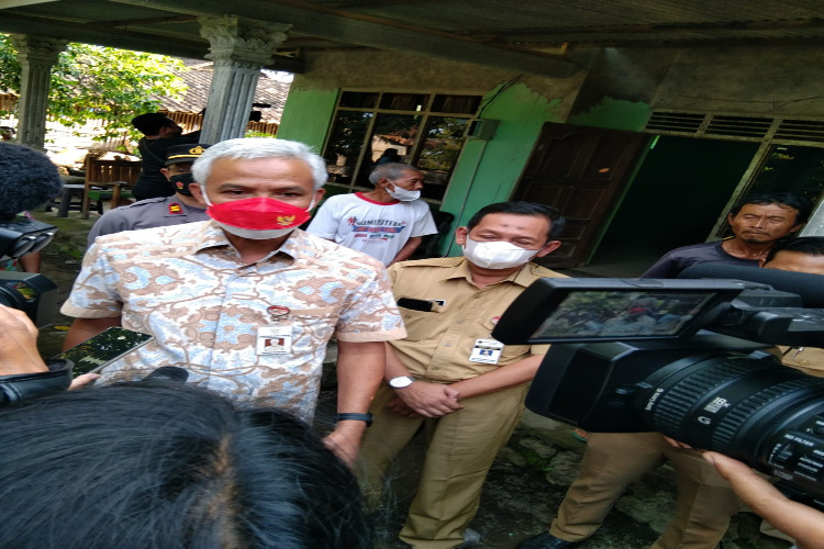 Mendampingi kunjungan Gubernur Provinsi Jawa Tengah di Desa Beteng